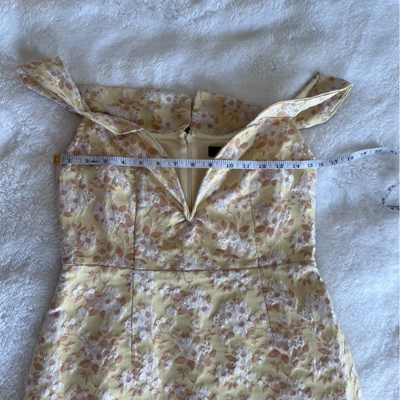 Lulu’s Yellow Floral Jacquard Off-the-Shoulder Mini Dress SZ L - Picture 3 of 4